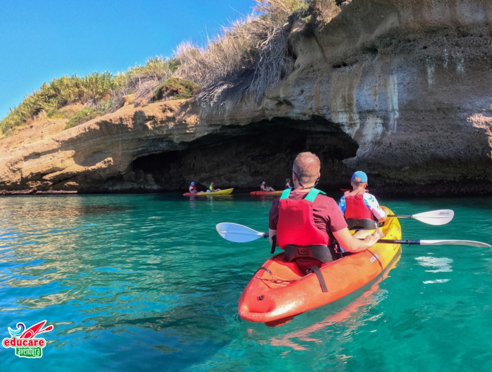 RUTA GUIADA EN KAYAK A CASCADA DE MARO Y CUEVA DEL LOBO MARINO - SALIDA DESDE PLAYA DE MARO