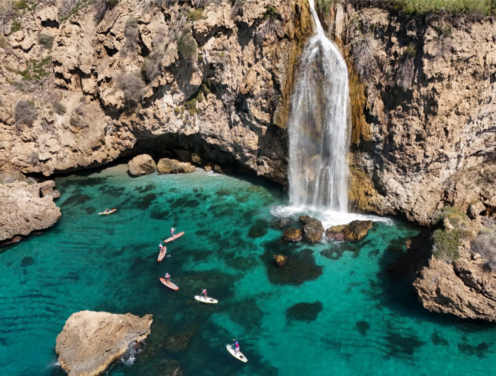 RUTA GUIADA EN  PADDLE SURF ACANTILADOS NERJA-MARO-CASCADA DE MARO. SALIDA PLAYA BURRIANA   2:30 H 
